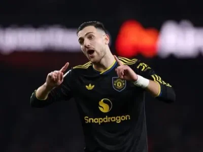 Gary Neville lên tiếng: MU đừng dại bán Diogo Dalot, cầu thủ đặc biệt này xứng đáng ở lại!