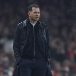 Liam Rosenior cười xòa khi bị CĐV Arsenal chế nhạo vì pha khống chế bóng 'thảm họa' 1