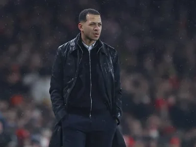 Liam Rosenior cười xòa khi bị CĐV Arsenal chế nhạo vì pha khống chế bóng ‘thảm họa’