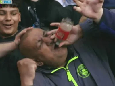 CĐV Man City ‘bóc phốt’ Arsenal ngay tại Stamford Bridge: ‘Arsenal có đang xem không?’