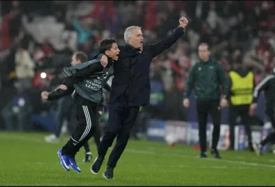 Mourinho 'nổ tung' cảm xúc, phải xin lỗi Arbeloa sau chiến thắng điên rồ của Benfica 1