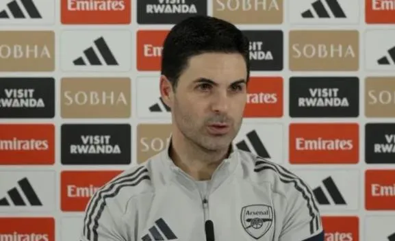 Mikel Arteta tiet lo Arsenal da xin loi Liam Rosenior 