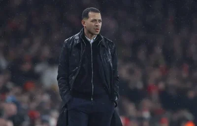 Liam Rosenior cười xòa khi bị CĐV Arsenal chế nhạo vì pha khống chế bóng 'thảm họa' 1