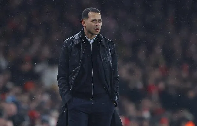 Liam Rosenior cười xòa khi bị CĐV Arsenal chế nhạo vì pha khống chế bóng 'thảm họa' 1